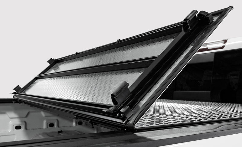 Access LOMAX 23+ Chevy Colorado 5ft Trifold Bed Cover - Black Diamond
