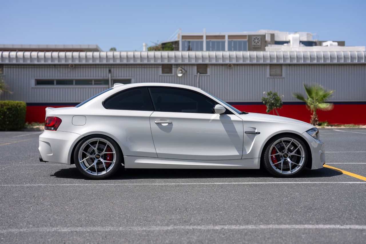 Track-ready BMW 1M E82 a lowered performance stance| ATOMIC-SHOP